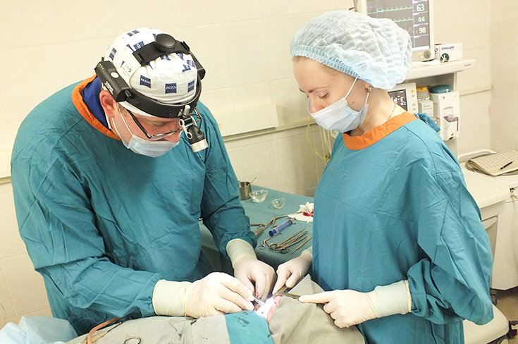 Врачи московской больницы вернули слух молодому мужчине